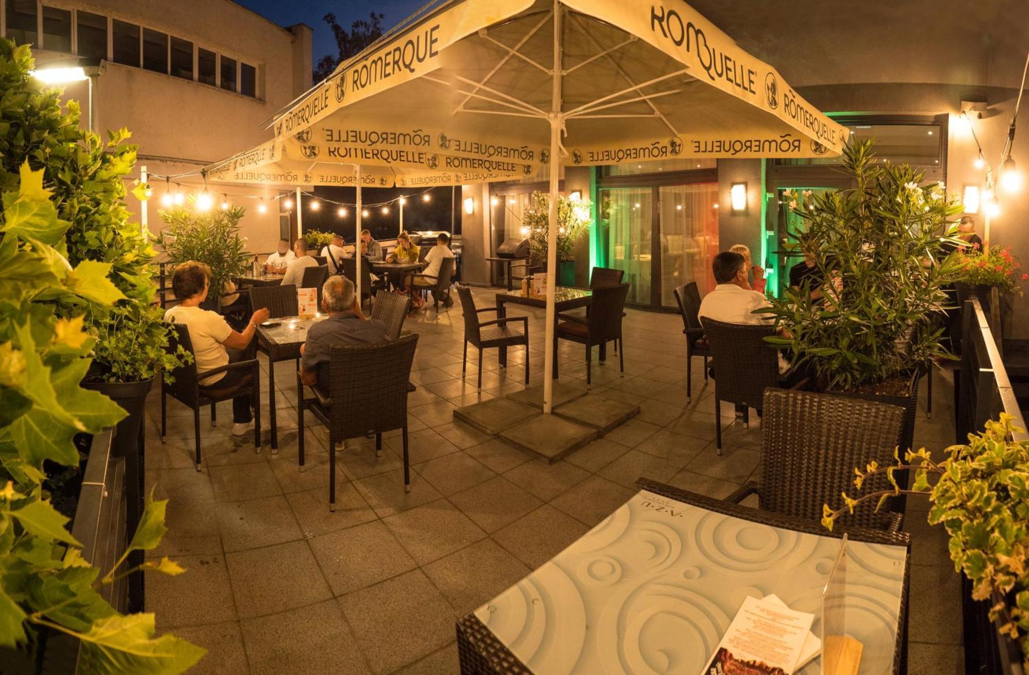 Azul Hotel & Restaurant Partizánske Eksteriør billede